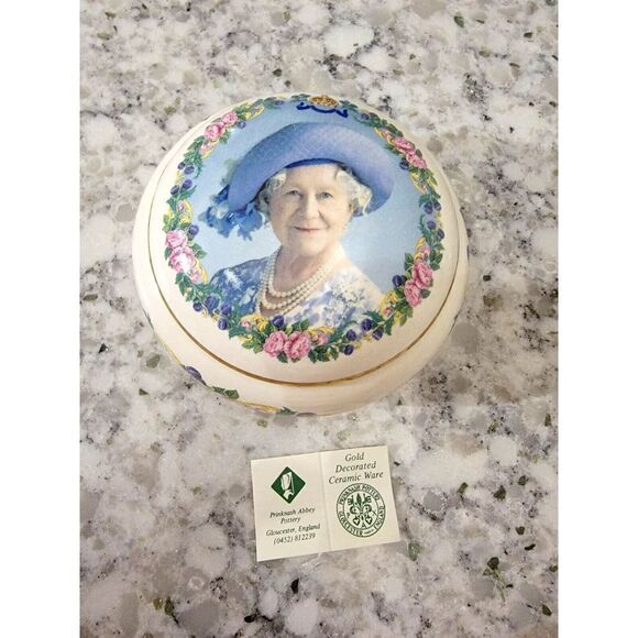 Queen Elizabeth Abbey Pottery Commemorate 100th Bday Dish 2000‎ 24K Gold Decor - Picture 1 of 9